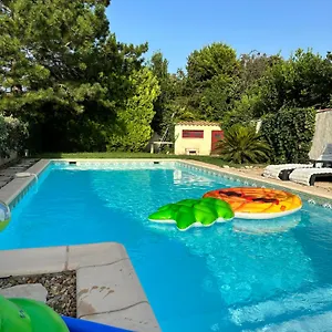 https://la-pitchoune-gte-aux-pieds-des-alpilles.fr-provencehotel.com